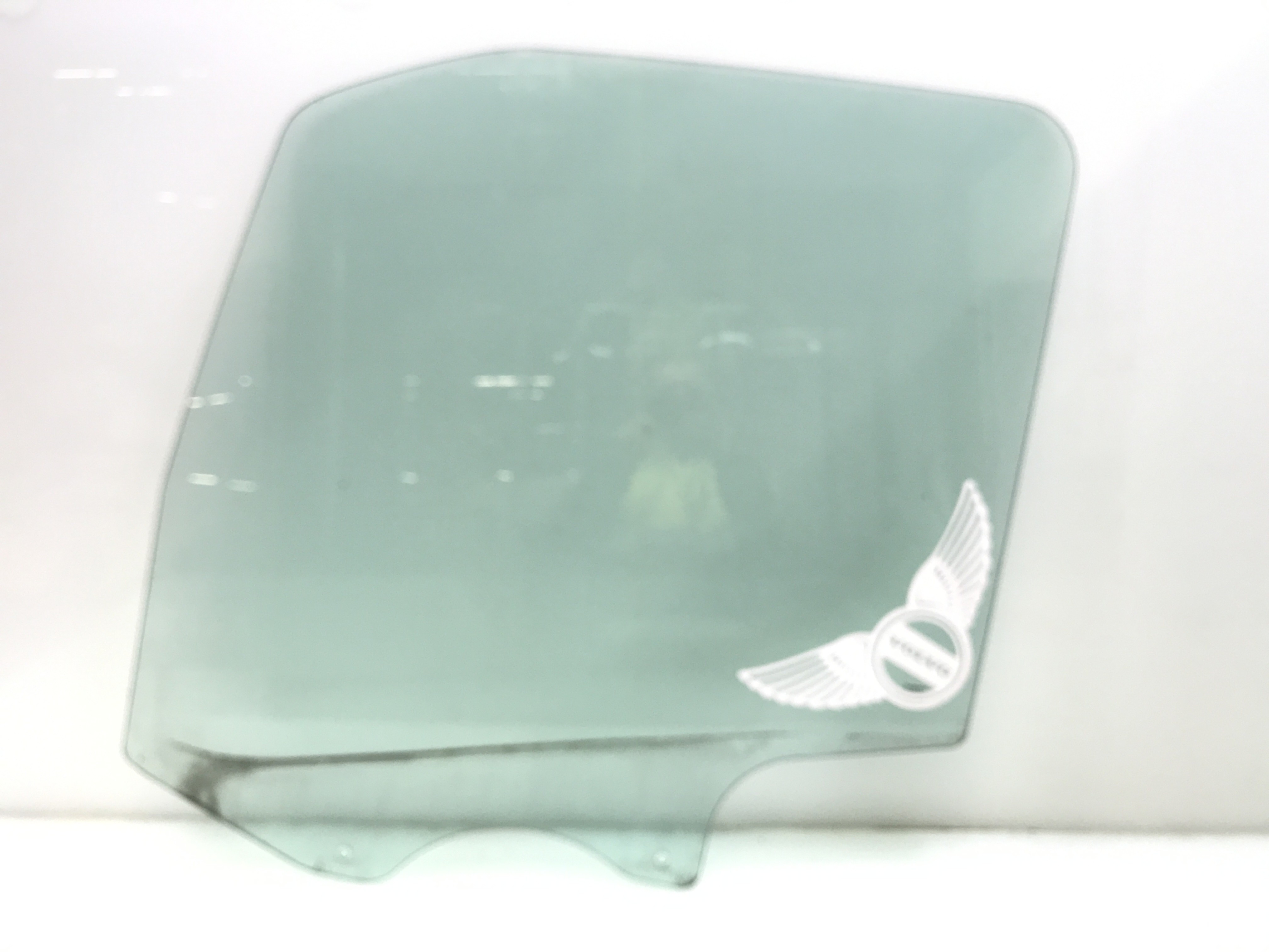 Door window Volvo 82107243
