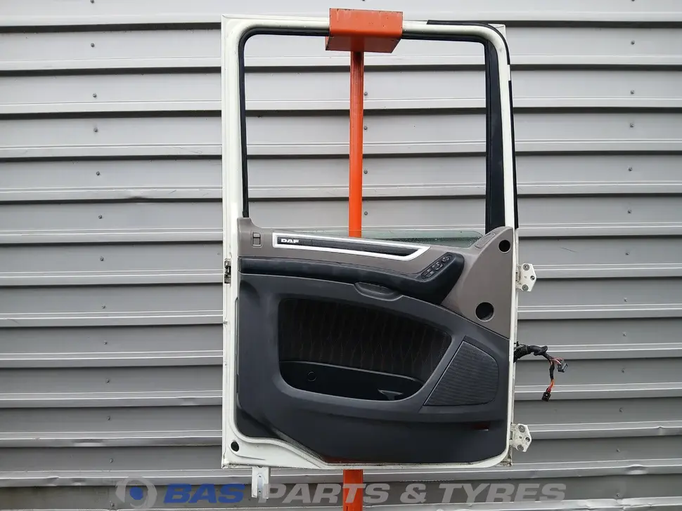 Porteiro Esquerdo DAF XF106 1881862 Porteiro Esquerdo DAF XF106 1881862