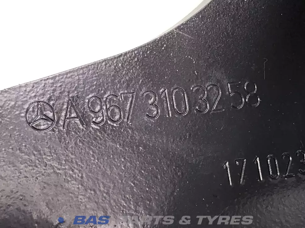 Fixation de la cabine Mercedes A 967 310 32 58 Fixation de la cabine Mercedes A 967 310 32 58