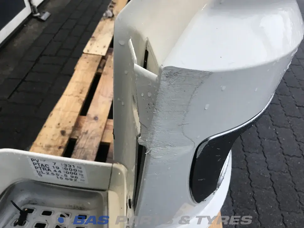 Parachoques DAF XF106 2048272 Parachoques DAF XF106 2048272